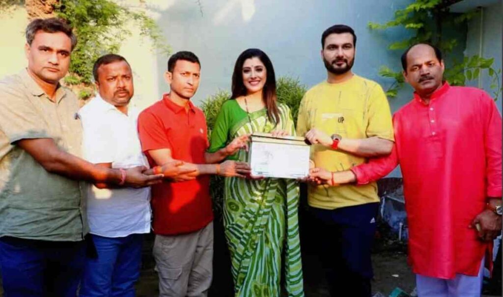The shooting of Prithvi Tiwari and Sanchita Banerjee's Bhojpuri film "Ghum Hai Kisi Ke Pyaar Mein" has begun in Kushinagar!