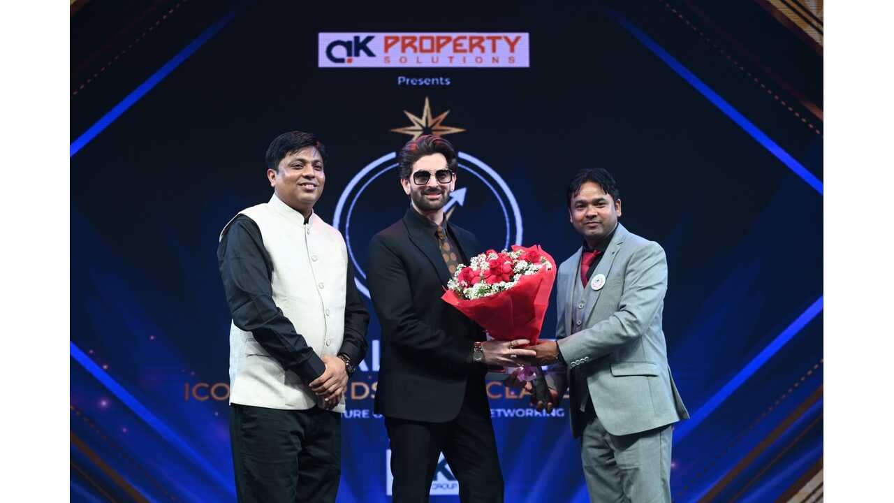 अमीषा पटेल और नील नितिन मुकेश के हाथों हिमांशु कुमार कुशवाहा को मिला रियल एस्टेट आइकॉन अवार्ड
